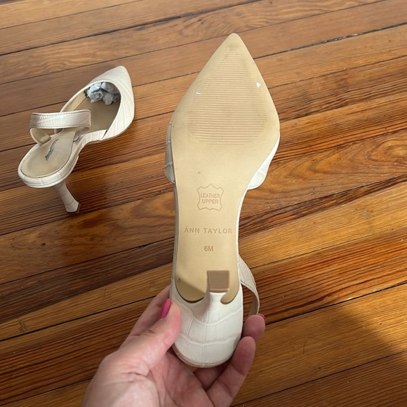 Ann Taylor Chic Classic Pointy Toe Cream Leather Croc-Pattern Slingback Heels 6 - Picture 9 of 10